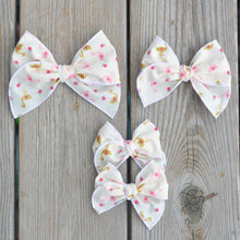 Load image into Gallery viewer, Cream Flamingo Bow (3 Sizes)

